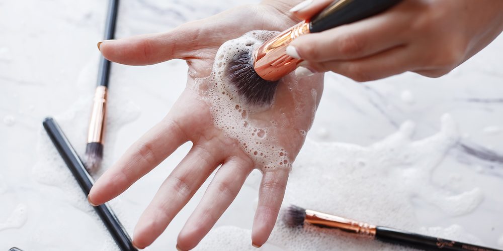 Cómo limpiar las brochas de maquillaje que utilizas a diario