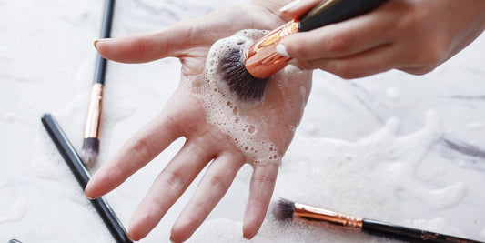 Por qué es importante limpiar las brochas de maquillaje